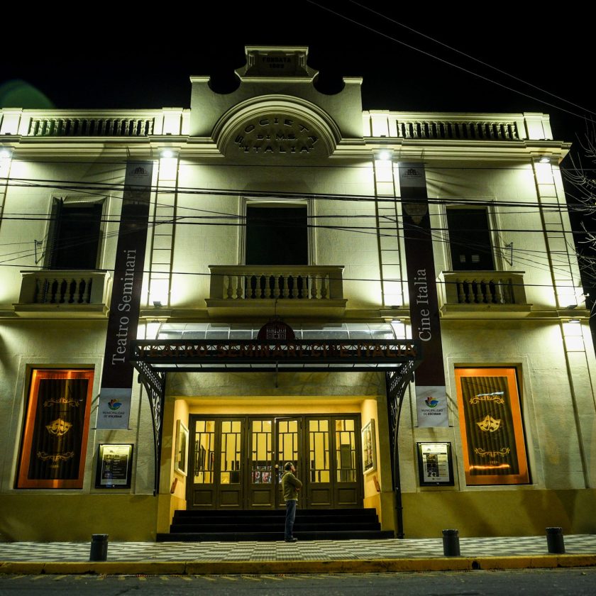 Fachada Teatro Municipal Seminari noche.